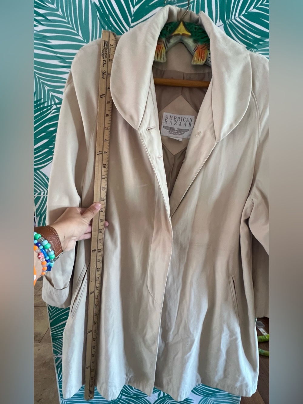 American Bazaar trench coat large collar and a flowing silhouette sz M vintage